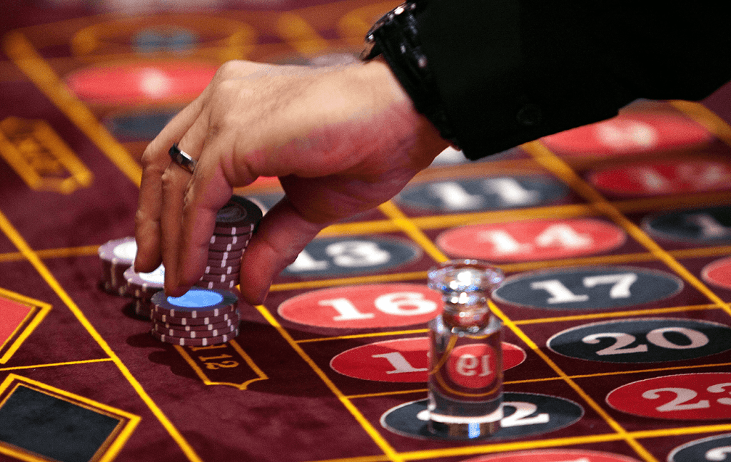 Advantages and Risks of Online Gambling